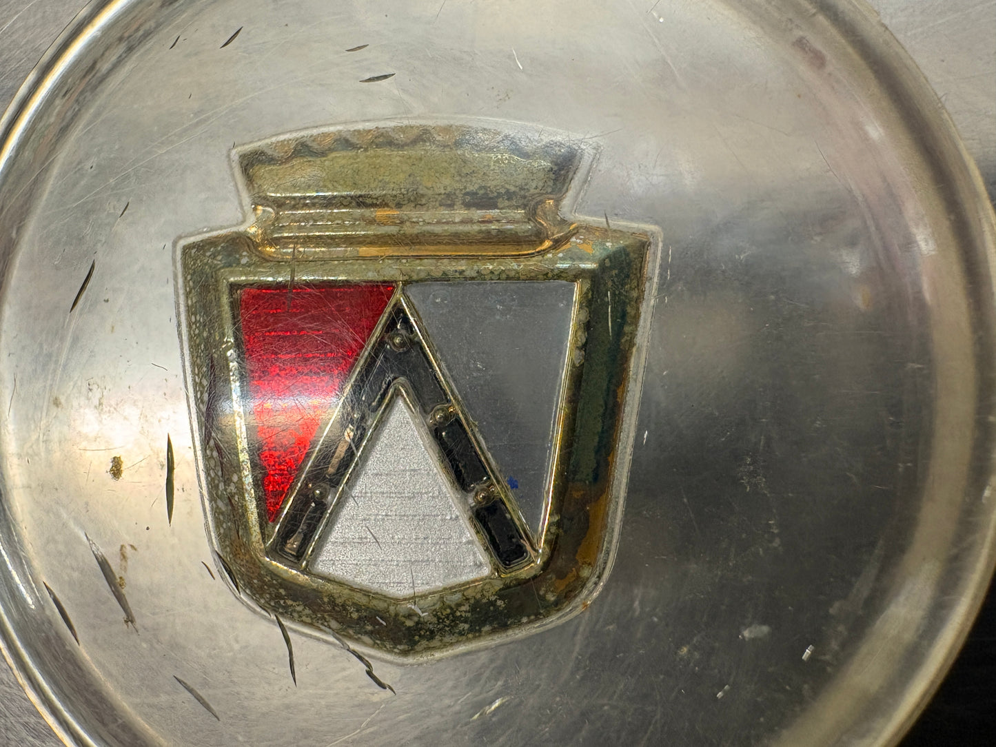 56/57 FORD HORN RING CENTER EMBLEM/MEDALLION